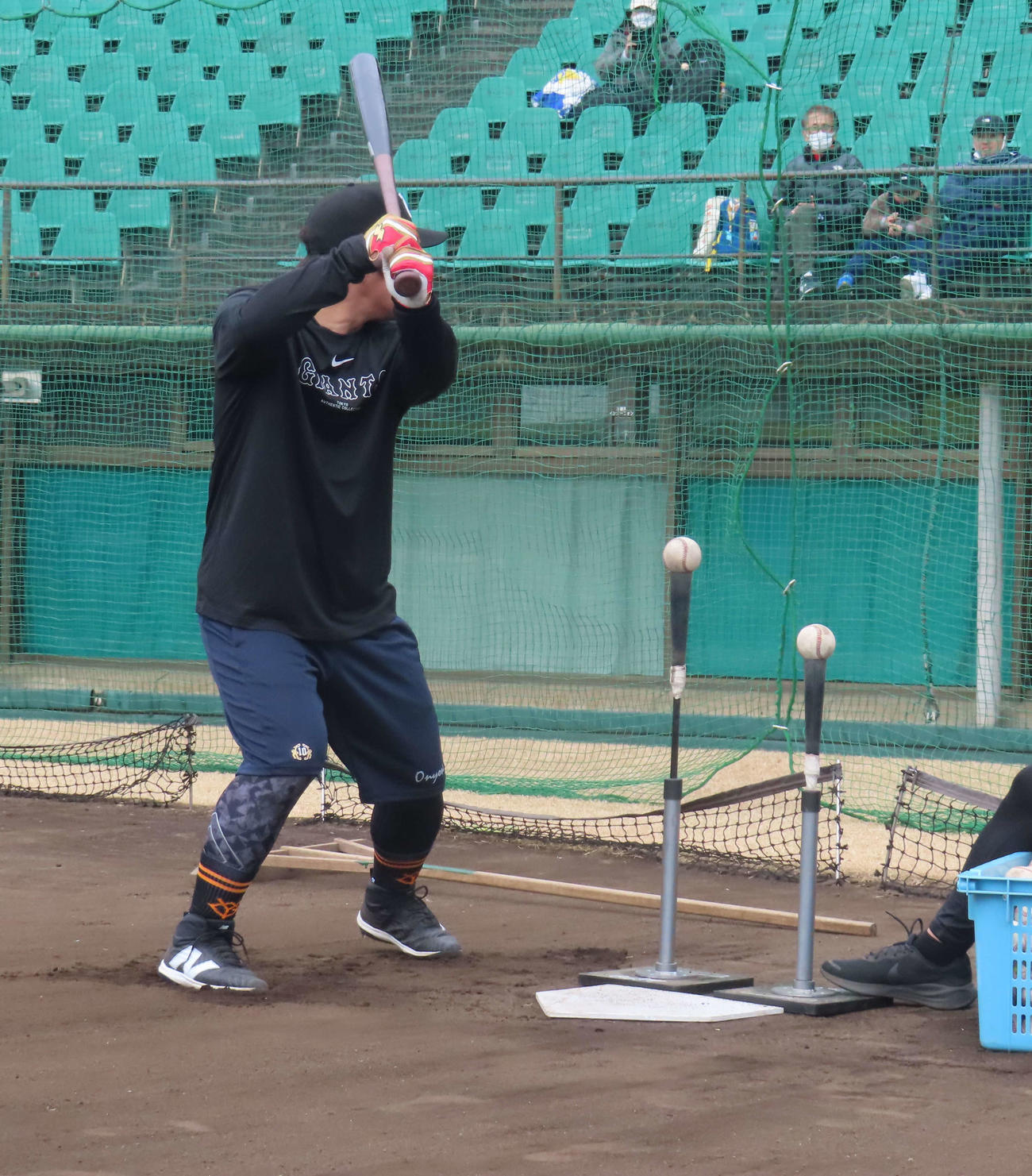 ティーを2つ置いた練習に取り組む巨人甲斐（撮影・水谷京裕）