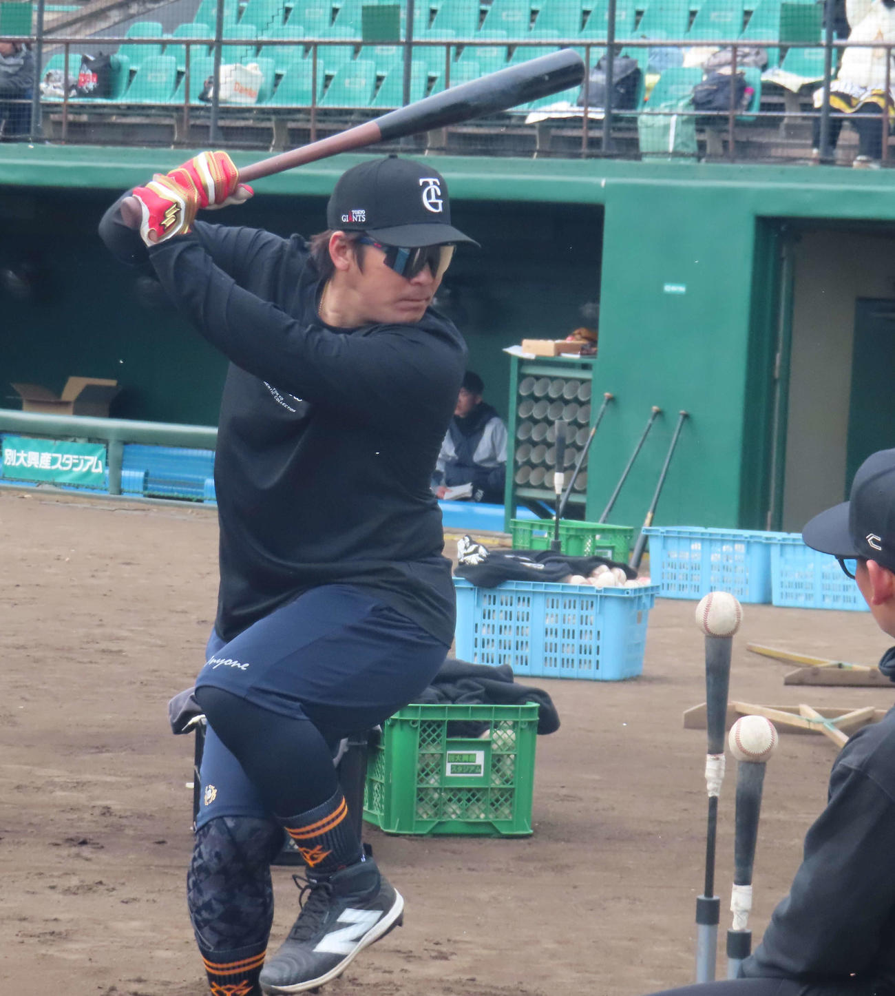 ティーを2つ置いた練習に取り組む巨人甲斐（撮影・水谷京裕）