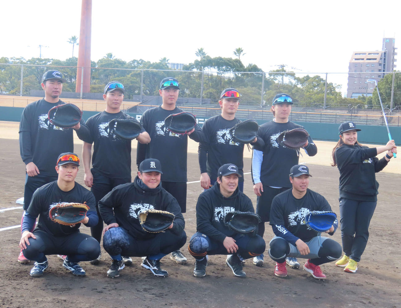 笑顔で写真に納まる自主トレ参加メンバー。前列左からヤクルト鈴木叶、巨人山瀬、巨人甲斐、広島石原貴。後列左から楽天江川、阪神藤田、ソフトバンク石塚、ソフトバンク加藤、DeNA東妻、女子プロゴルファーの阿部未悠（撮影・水谷京裕）
