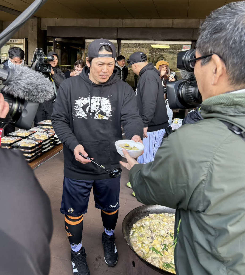 報道陣、ファンに昼食を振る舞う巨人甲斐（撮影・水谷京裕）