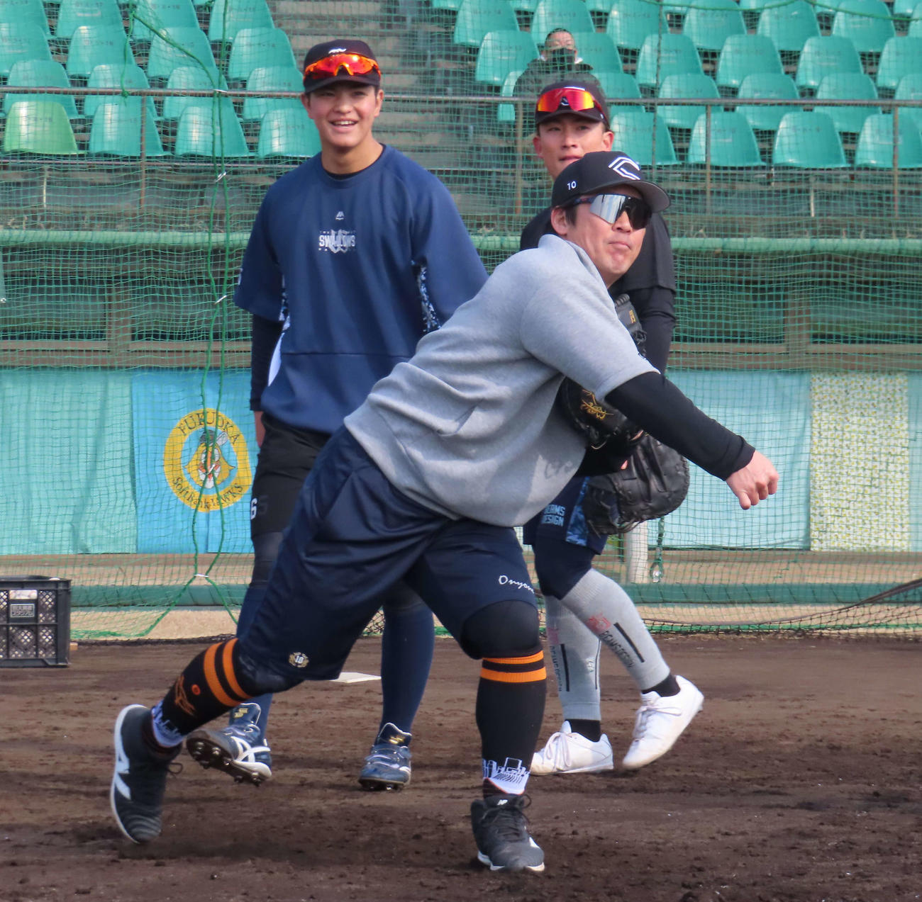 スローイング練習をする巨人甲斐（撮影・水谷京裕）