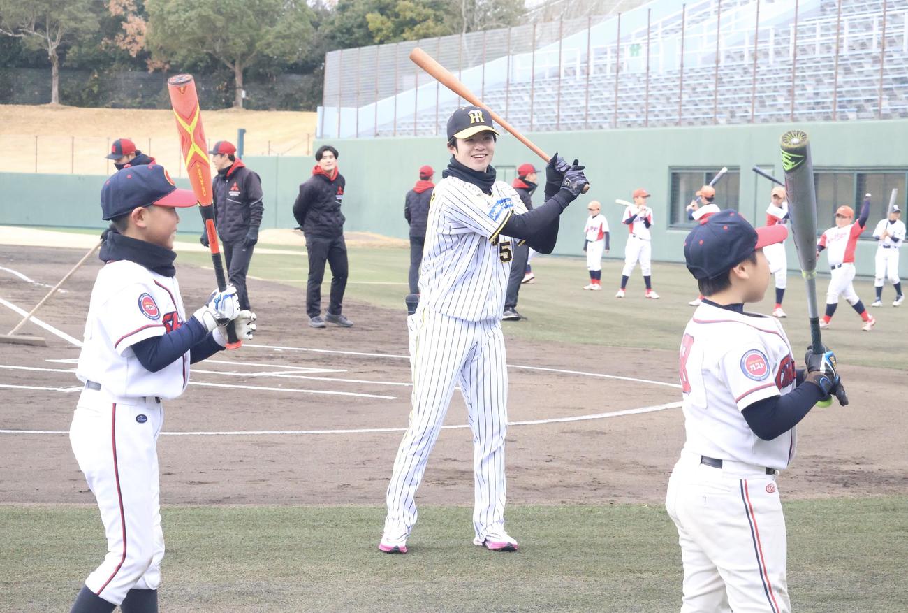 野球教室でバットを振りながら子どもたちと談笑する阪神中野（撮影・塚本光）