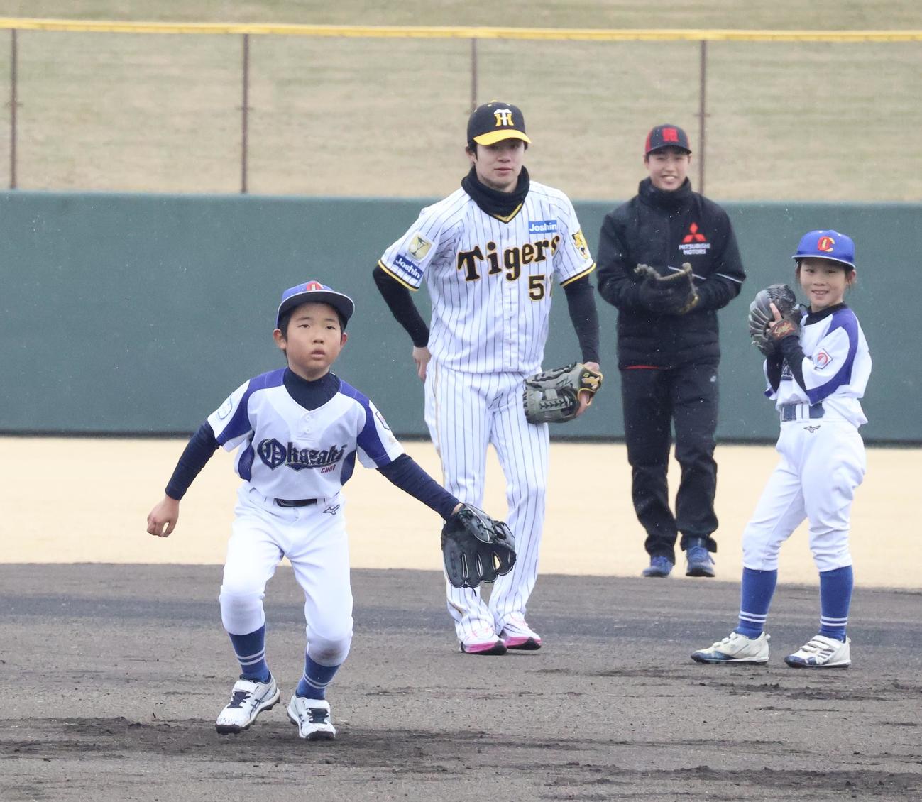 野球教室で子どもたちを見守る阪神中野（撮影・塚本光）