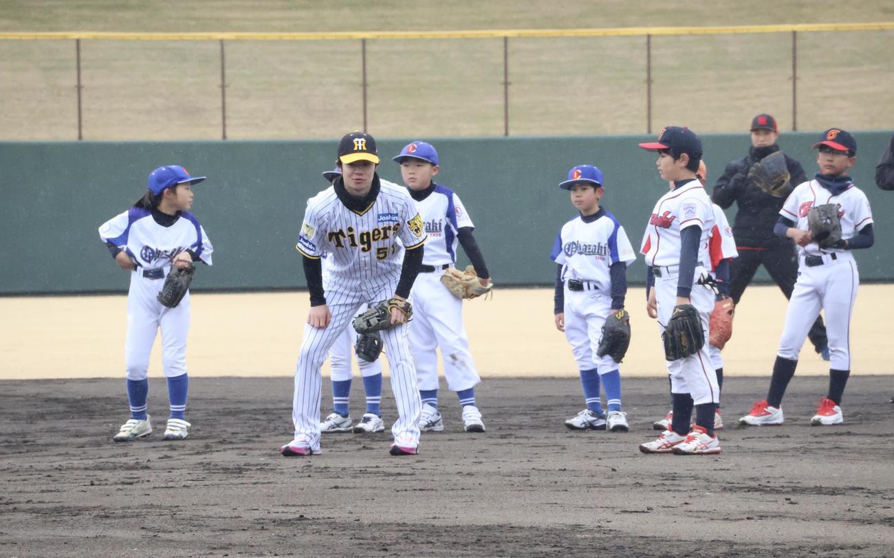 野球教室で子どもたちに守備を教える阪神中野（撮影・塚本光）