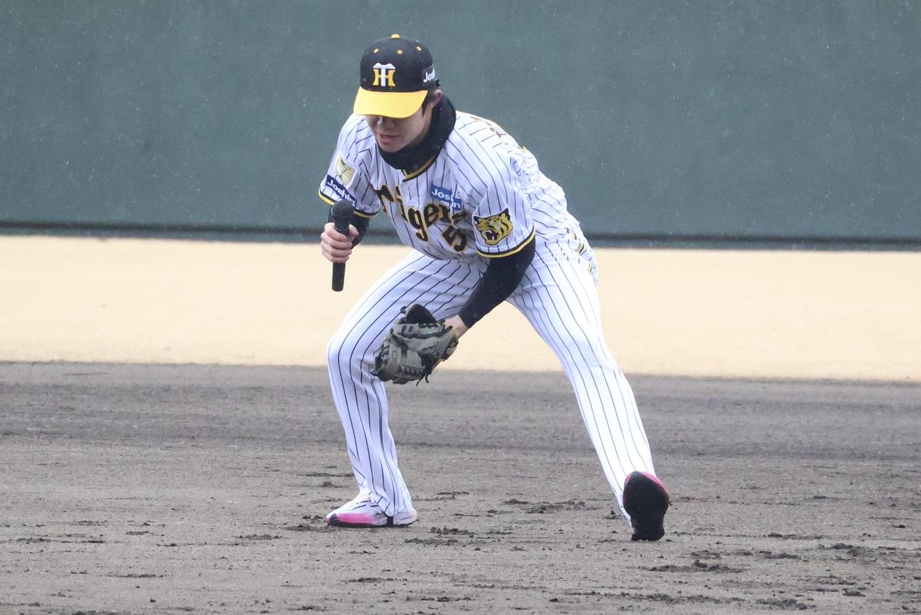 野球教室でマイクを持ちながら守備練習の実演を行う阪神中野（撮影・塚本光）