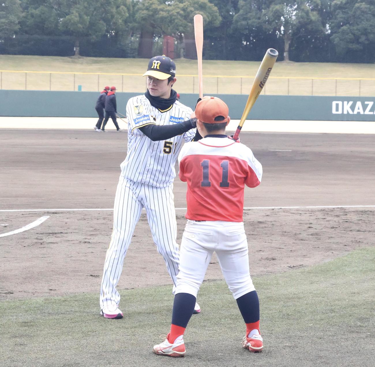 野球教室で子どもに打撃を指導する阪神中野（撮影・塚本光）