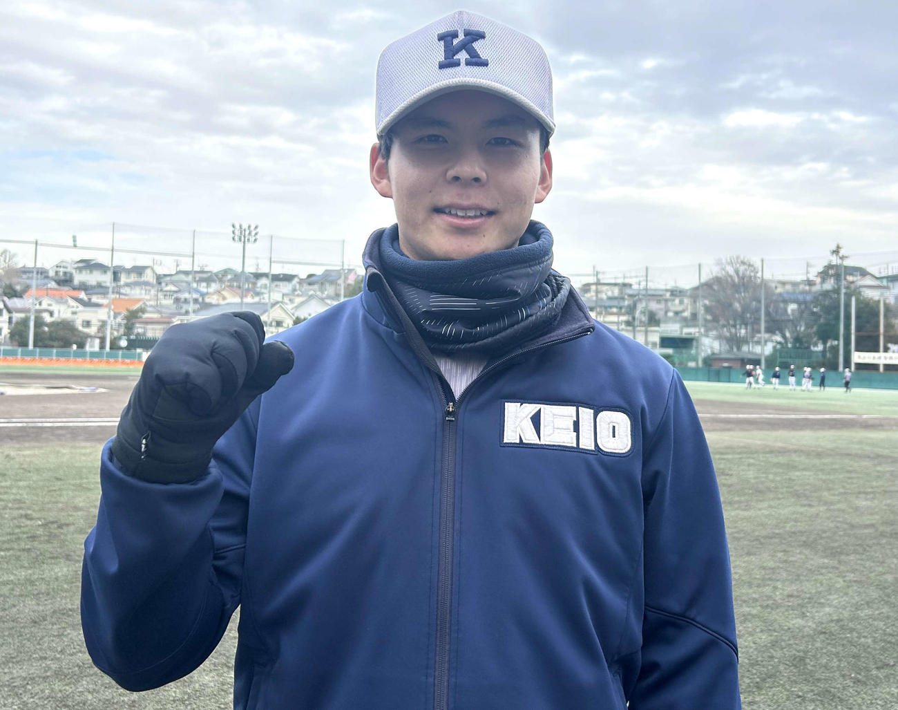 神奈川・横浜市内の同校グラウンドで取材対応を行った主将の慶大・外丸（撮影・佐瀬百合子）
