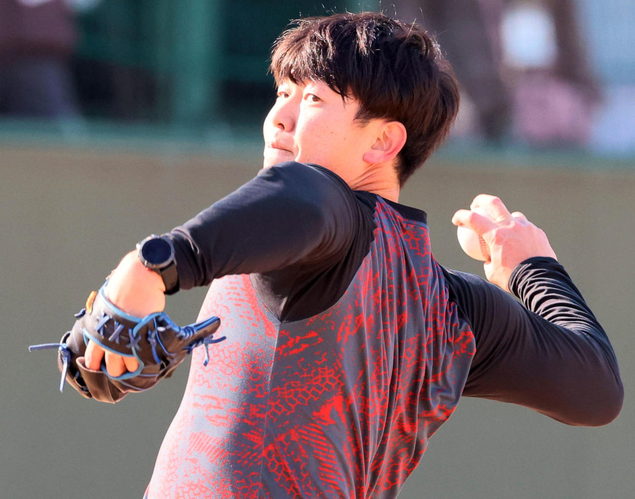 自主トレを公開しキャッチボールする畠世周（撮影・加藤哉）