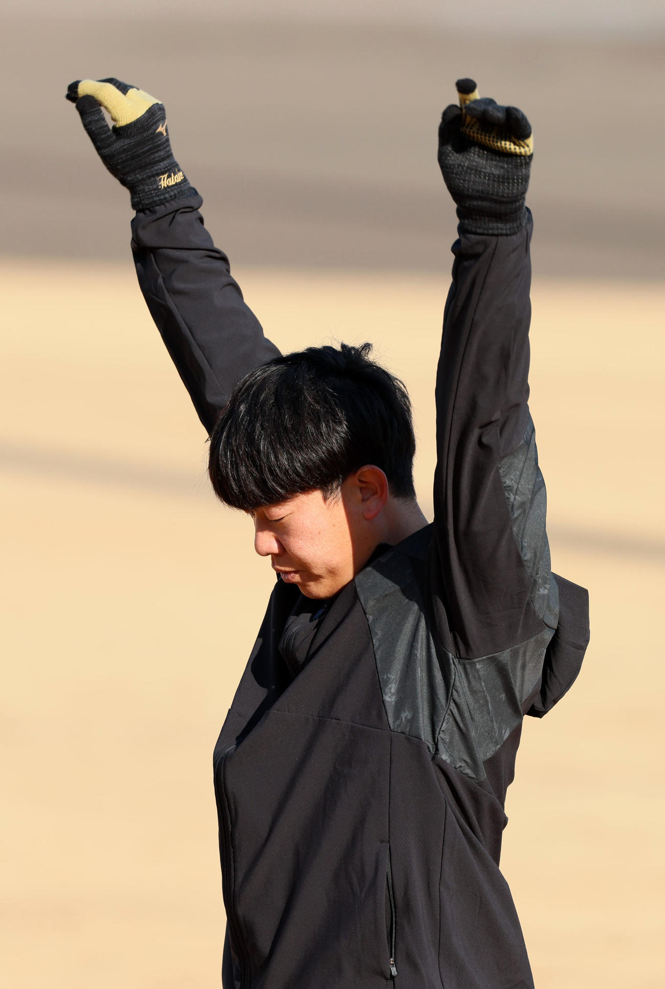 自主トレを公開しウオーミングアップする畠（撮影・加藤哉）