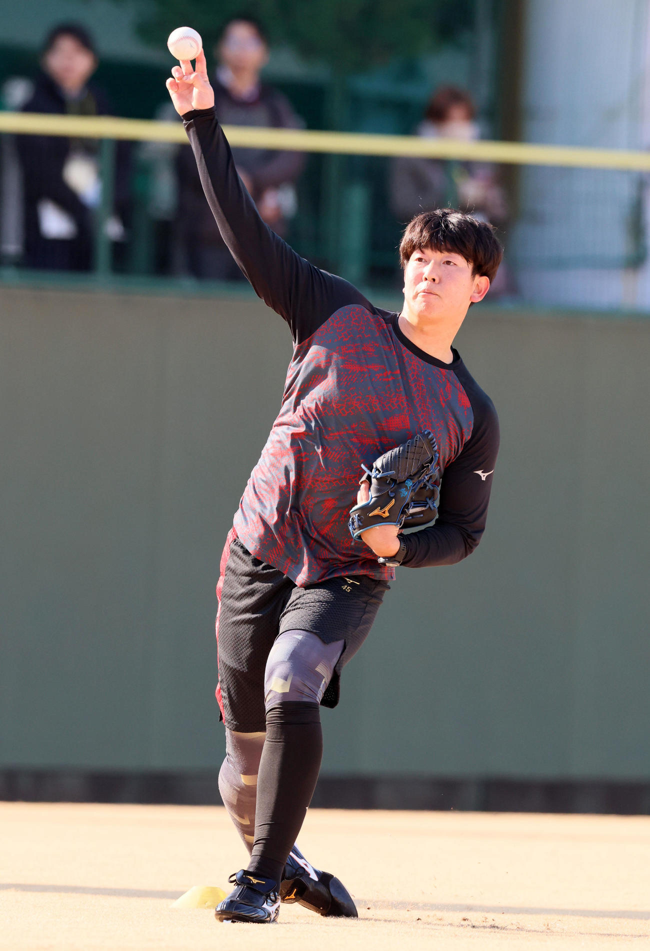 自主トレを公開しキャッチボールする畠（撮影・加藤哉）