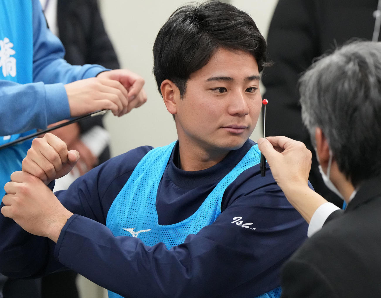 視力測定を行う石伊（撮影・森本幸一）