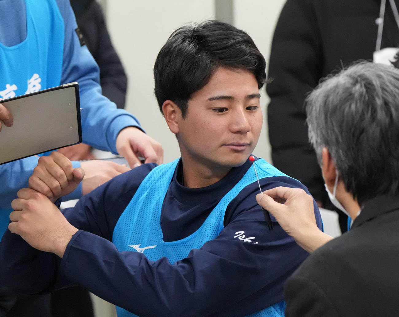 視力測定を行う石伊（撮影・森本幸一）