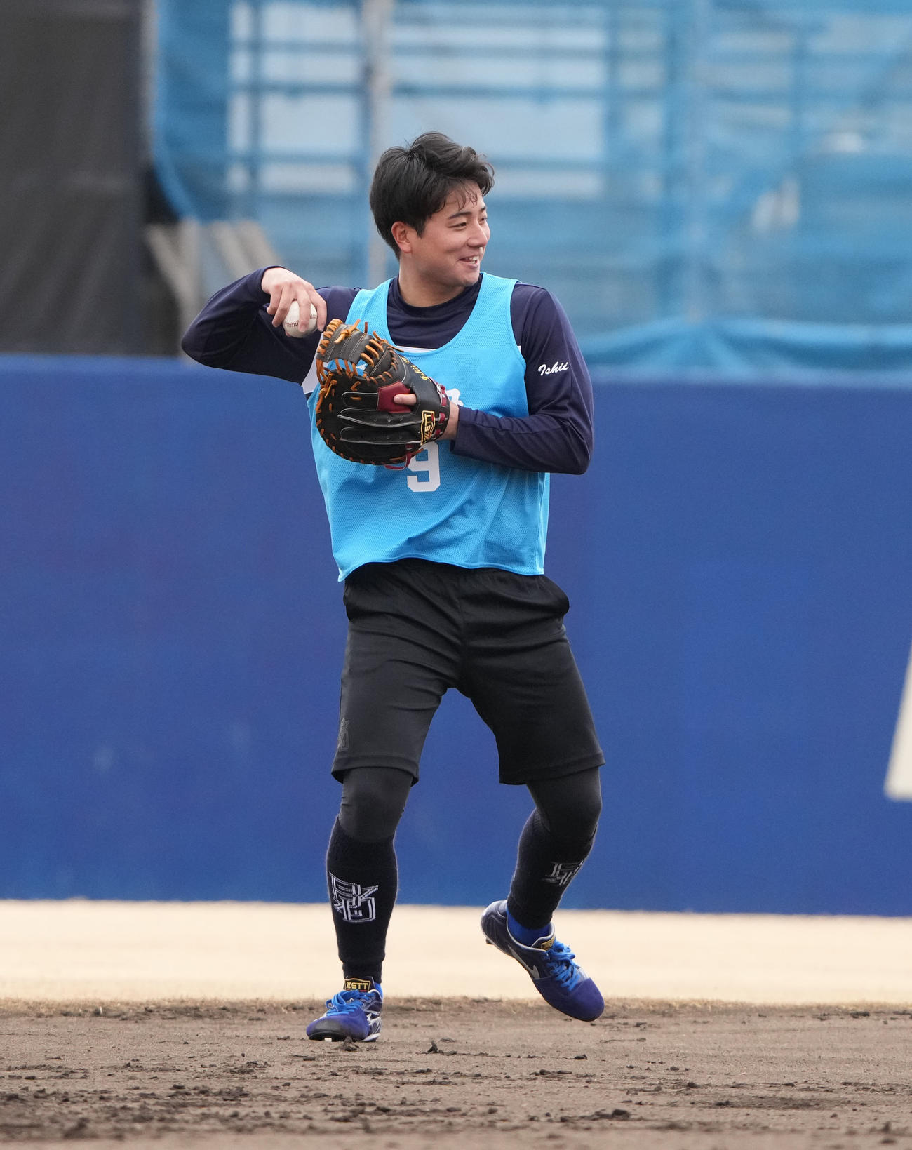 ノックを受ける石伊（撮影・森本幸一）