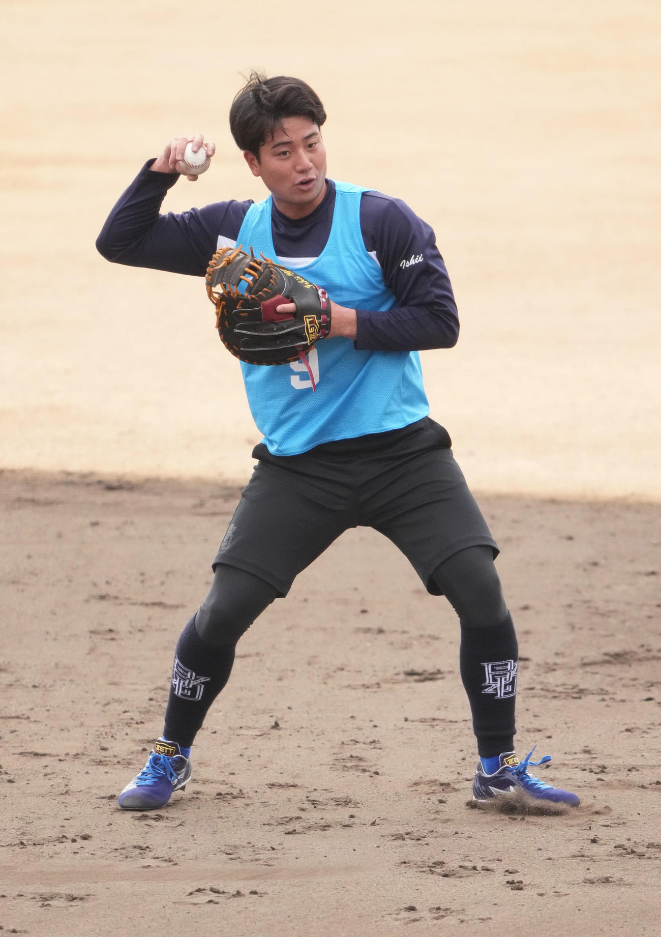 ノックを受ける石伊（撮影・森本幸一）
