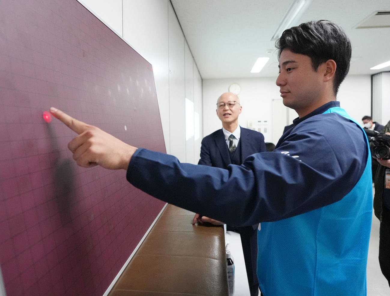 自主トレ後、視力測定を行う石伊（撮影・森本幸一）