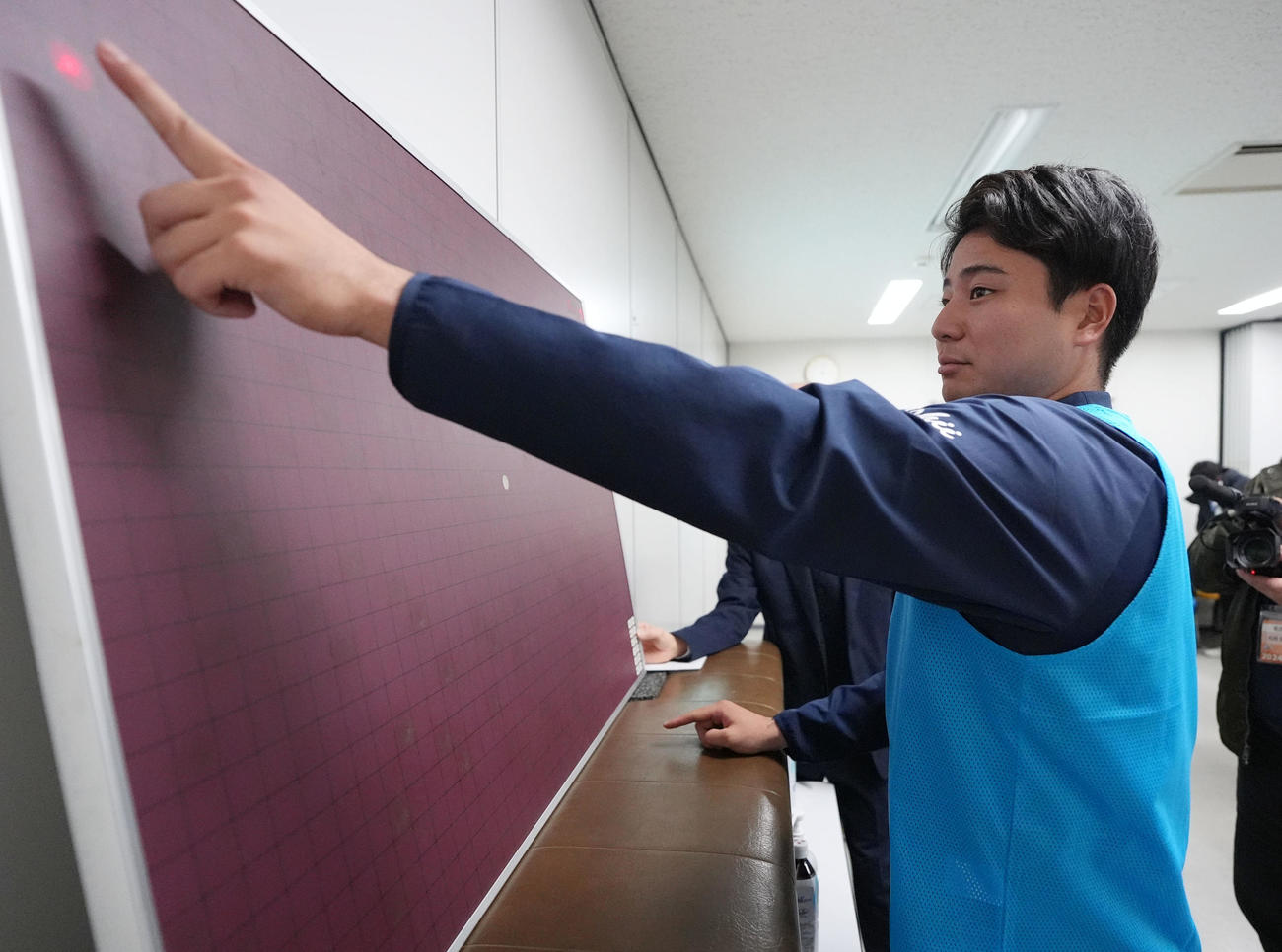 自主トレ後、視力測定を行う石伊（撮影・森本幸一）