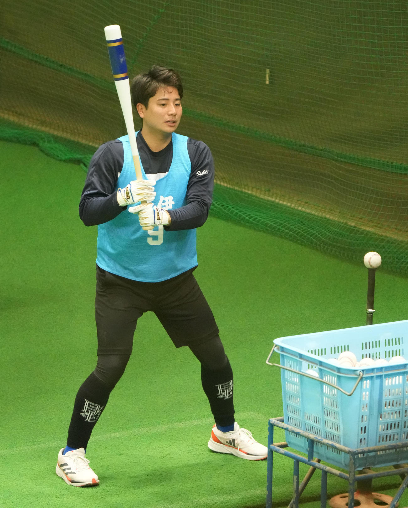 打撃練習をする石伊（撮影・森本幸一）