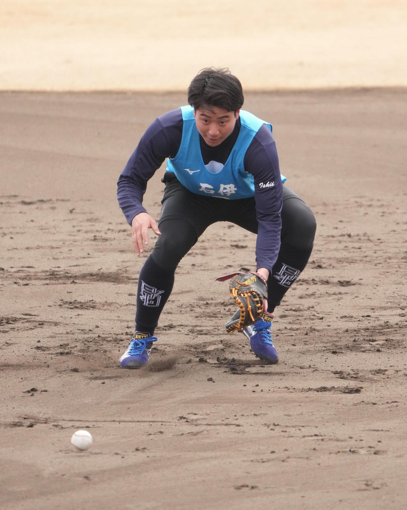 ノックを受ける石伊（撮影・森本幸一）