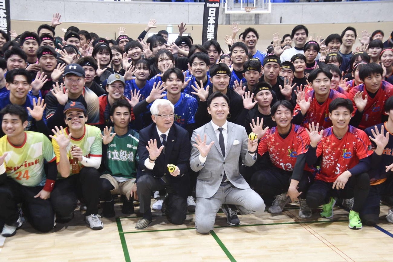 Baseball5の日本選手権出場選手たちと写真に収まる斎藤佑樹氏（中央）（写真・平山連）