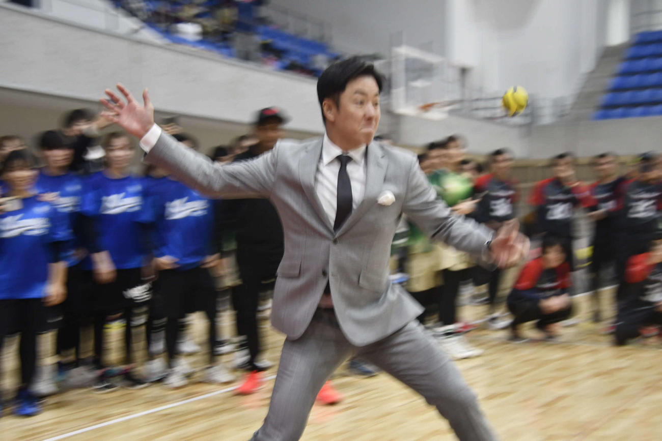 Baseball5の日本選手権で「始打式」を行う斎藤佑樹氏（写真・平山連）