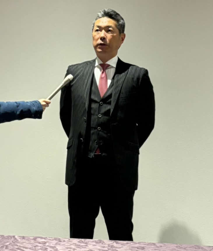 テレビ取材を受ける小久保監督（撮影・只松憲）