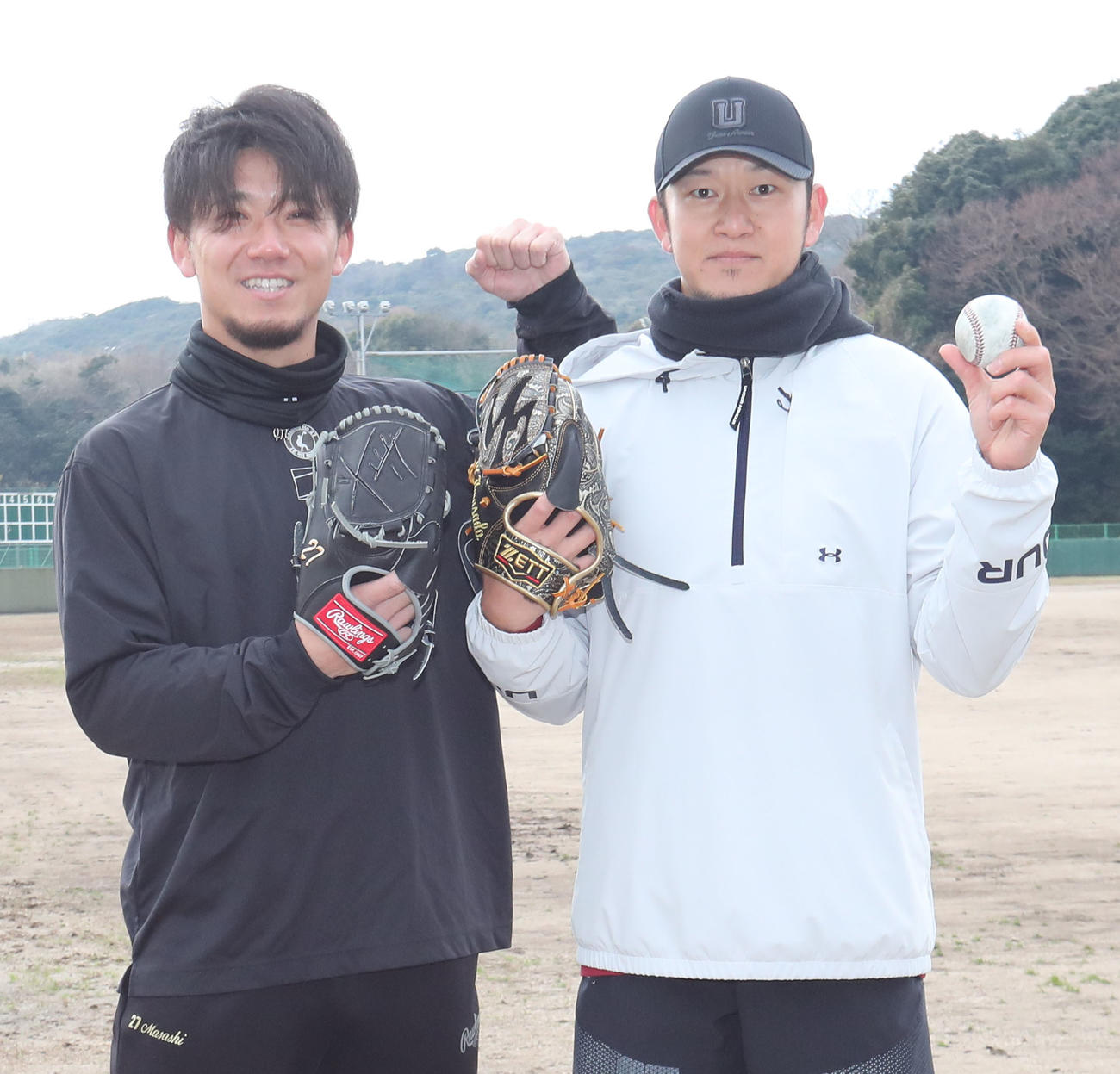 楽しそうに記念撮影に納まる伊藤将と岩貞（撮影・梅根麻紀）