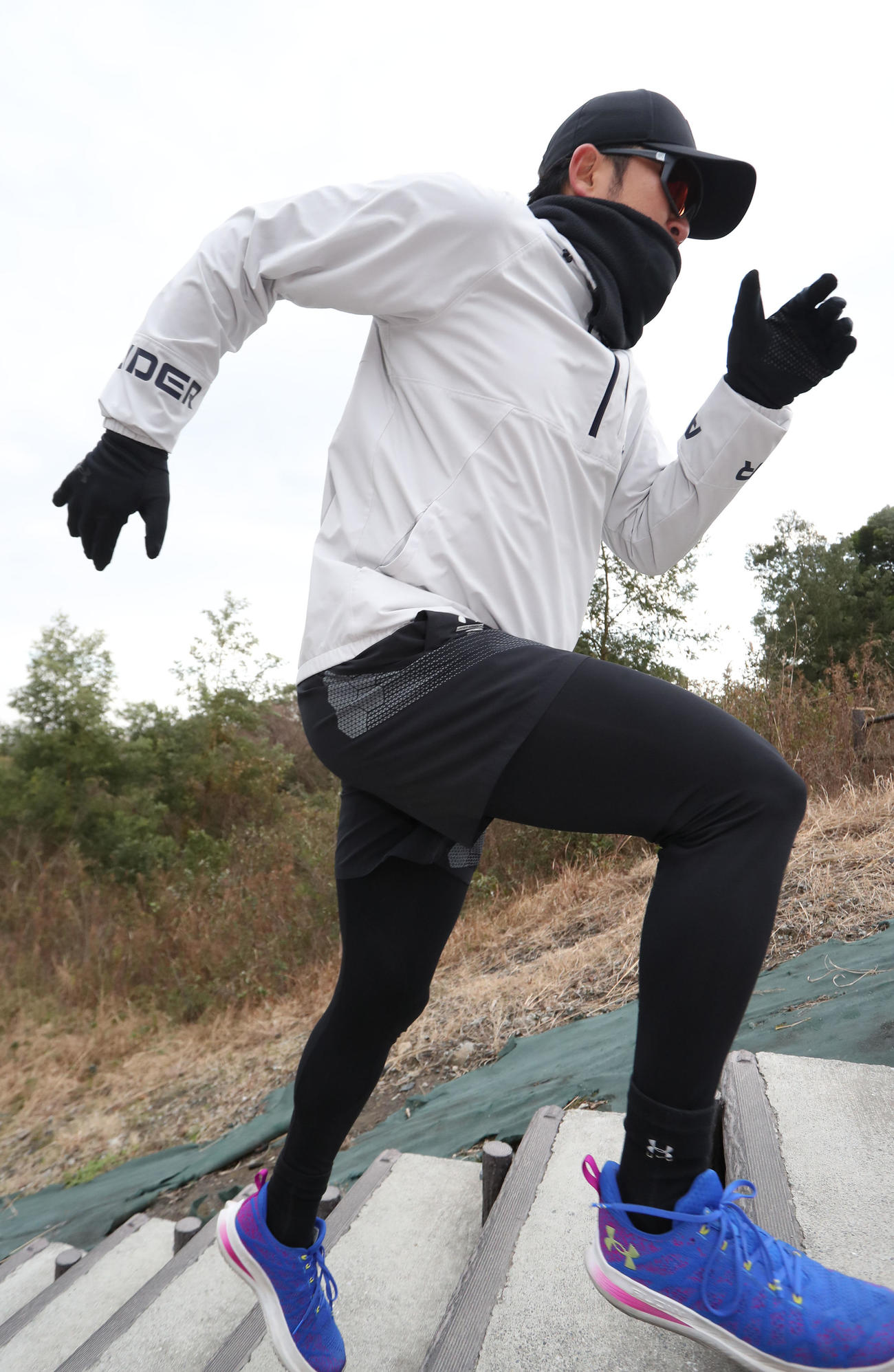 階段を駆け上がり汗を流す岩貞（撮影・梅根麻紀）