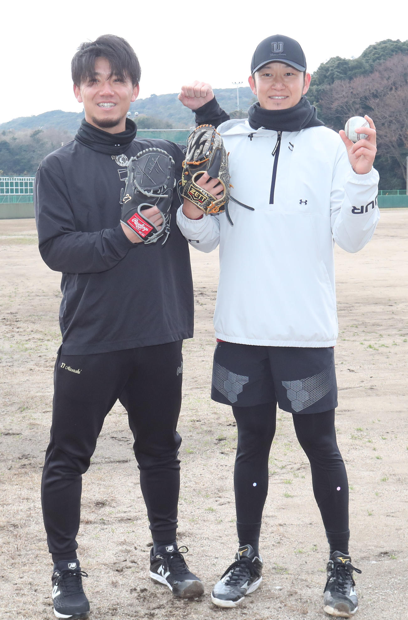 楽しそうに記念撮影に納まる伊藤将と岩貞（撮影・梅根麻紀）