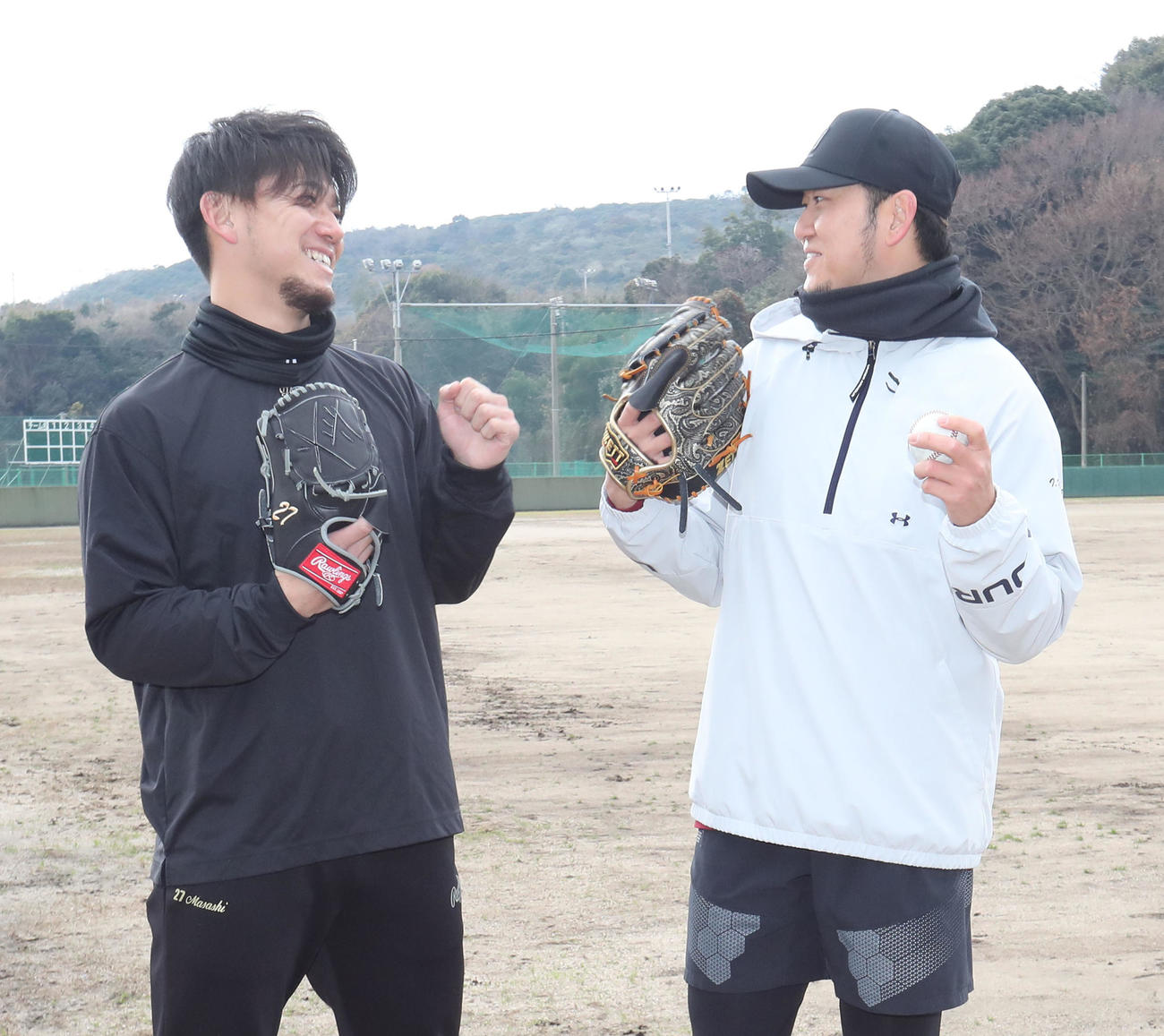 楽しそうに記念撮影に納まる伊藤将と岩貞（撮影・梅根麻紀）