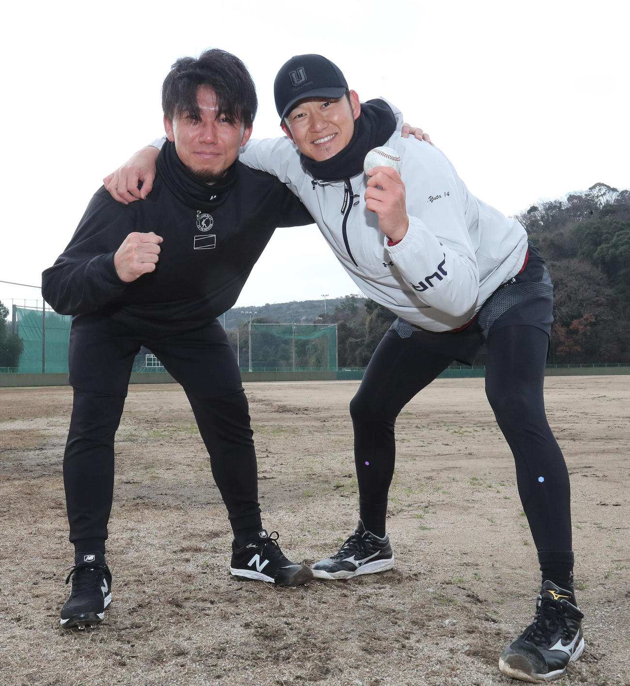 楽しそうに記念撮影に納まる伊藤将と岩貞（撮影・梅根麻紀）