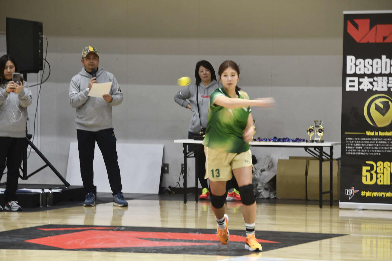 5人制手打ち野球「ベースボール・ファイブ」の日本選手権に出場したタレントの稲村亜美（写真・平山連）