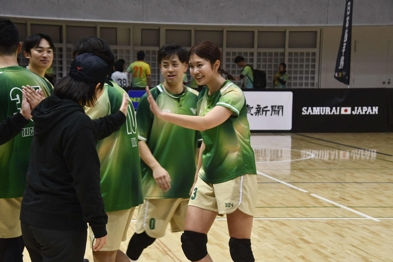 5人制手打ち野球「ベースボール・ファイブ」の日本選手権に出場したタレントの稲村亜美（写真・平山連）