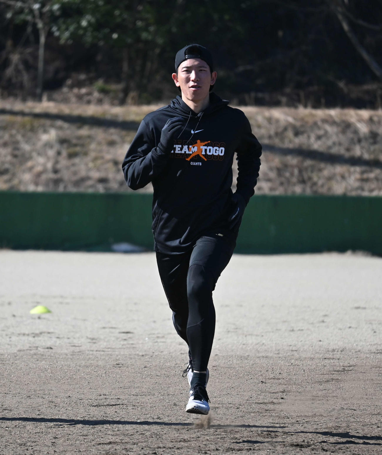 ランニングをする巨人戸郷（撮影・水谷京裕）