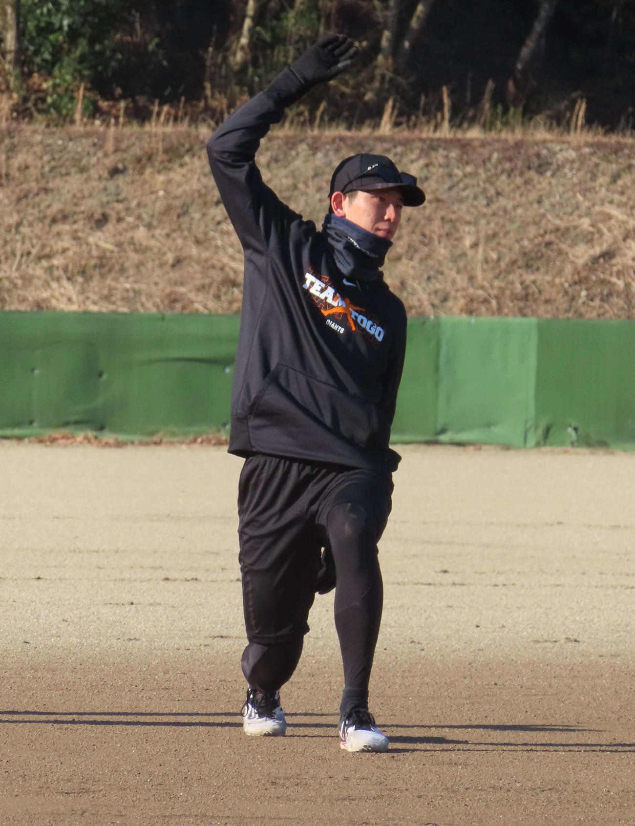 ウオーミングアップをする巨人戸郷（撮影・水谷京裕）