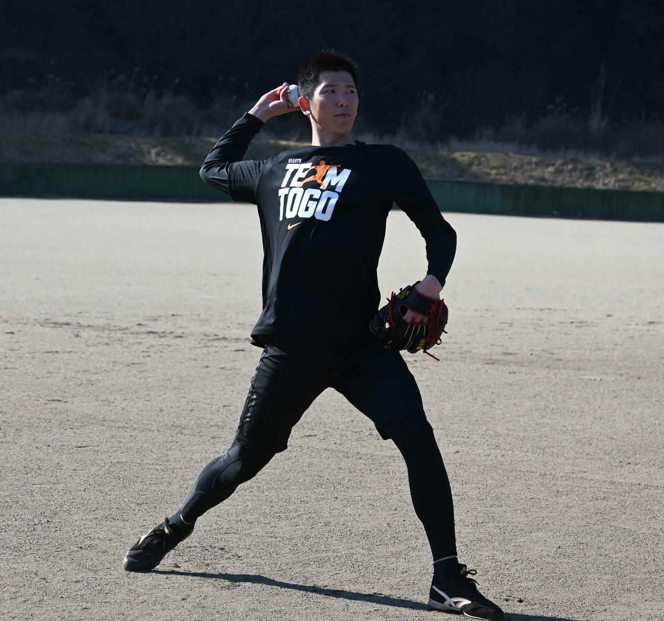 キャッチボールをする巨人戸郷（撮影・水谷京裕）