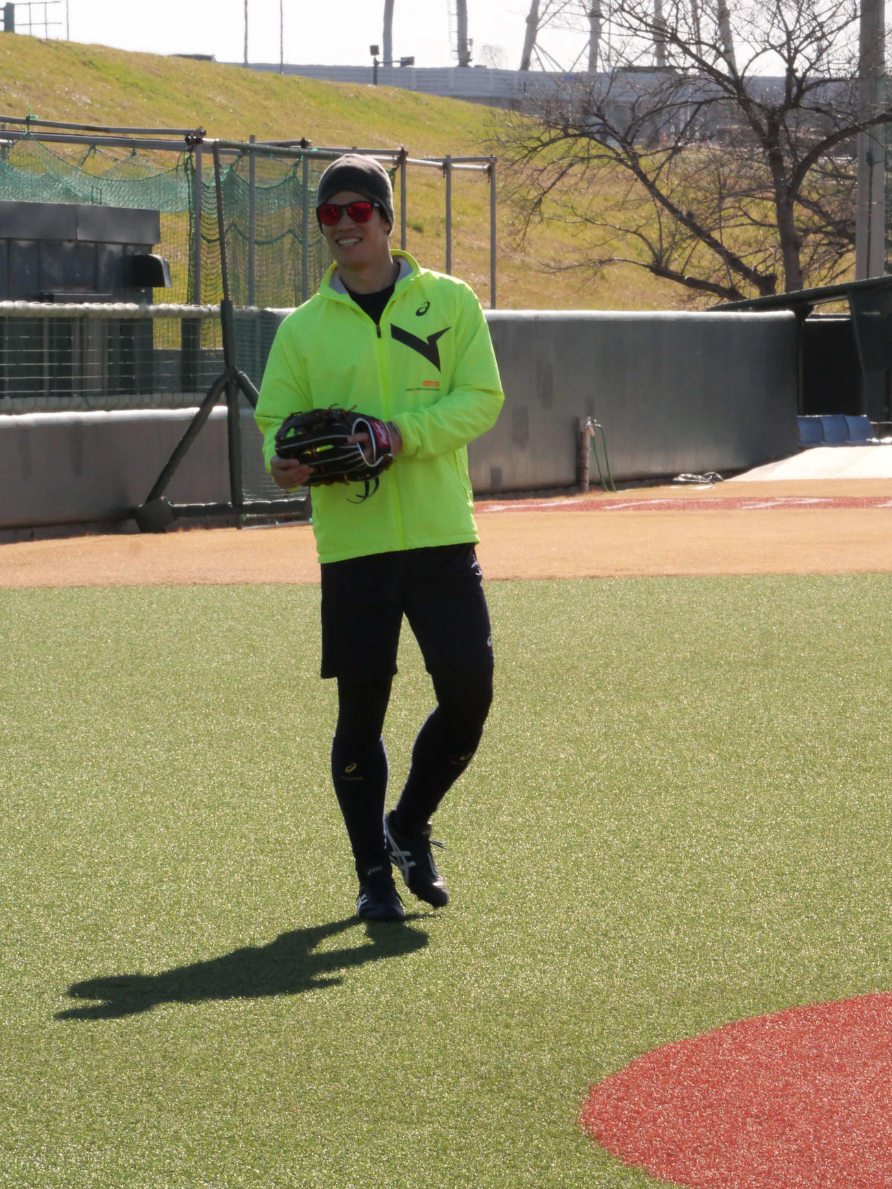 キャッチボールで笑顔を見せるヤクルト塩見（撮影・上田悠太）