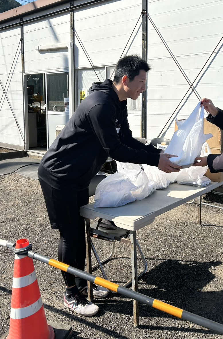報道陣に弁当を差し入れる巨人戸郷（撮影・水谷京裕）