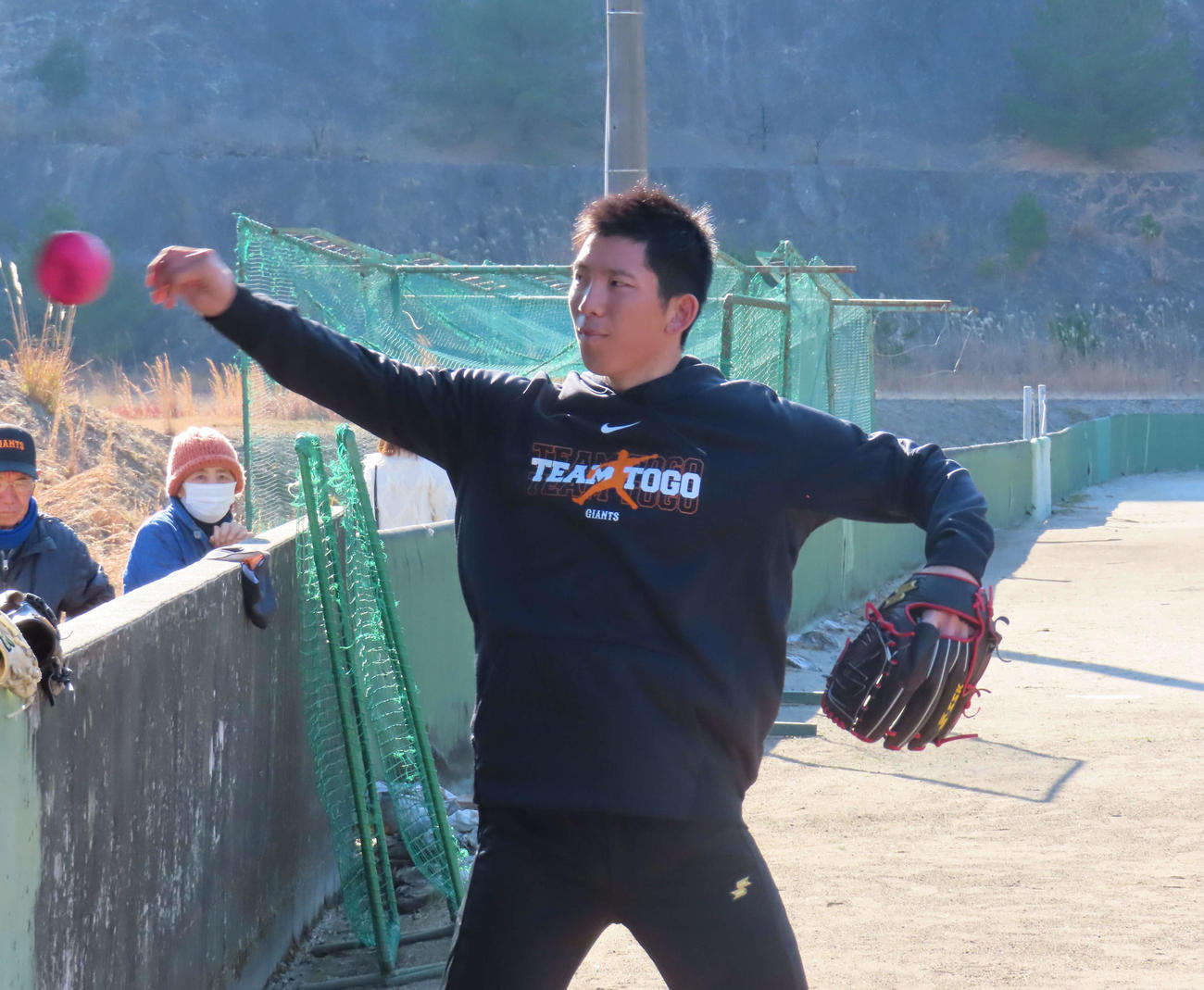 トレーニング用ボールを使って練習する巨人戸郷（撮影・水谷京裕）