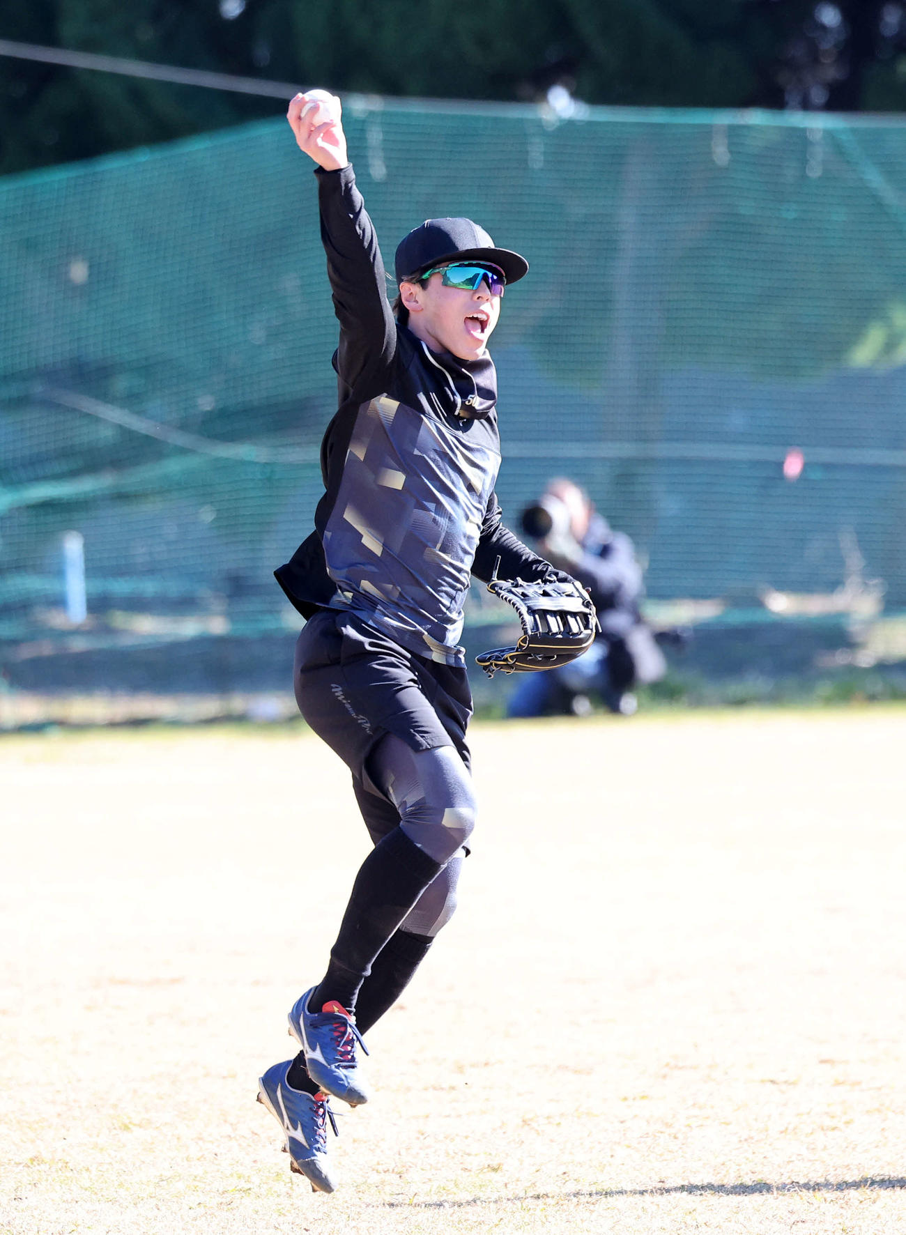 捕球し雄たけびを上げる日本ハム五十幡（撮影・鈴木正人）