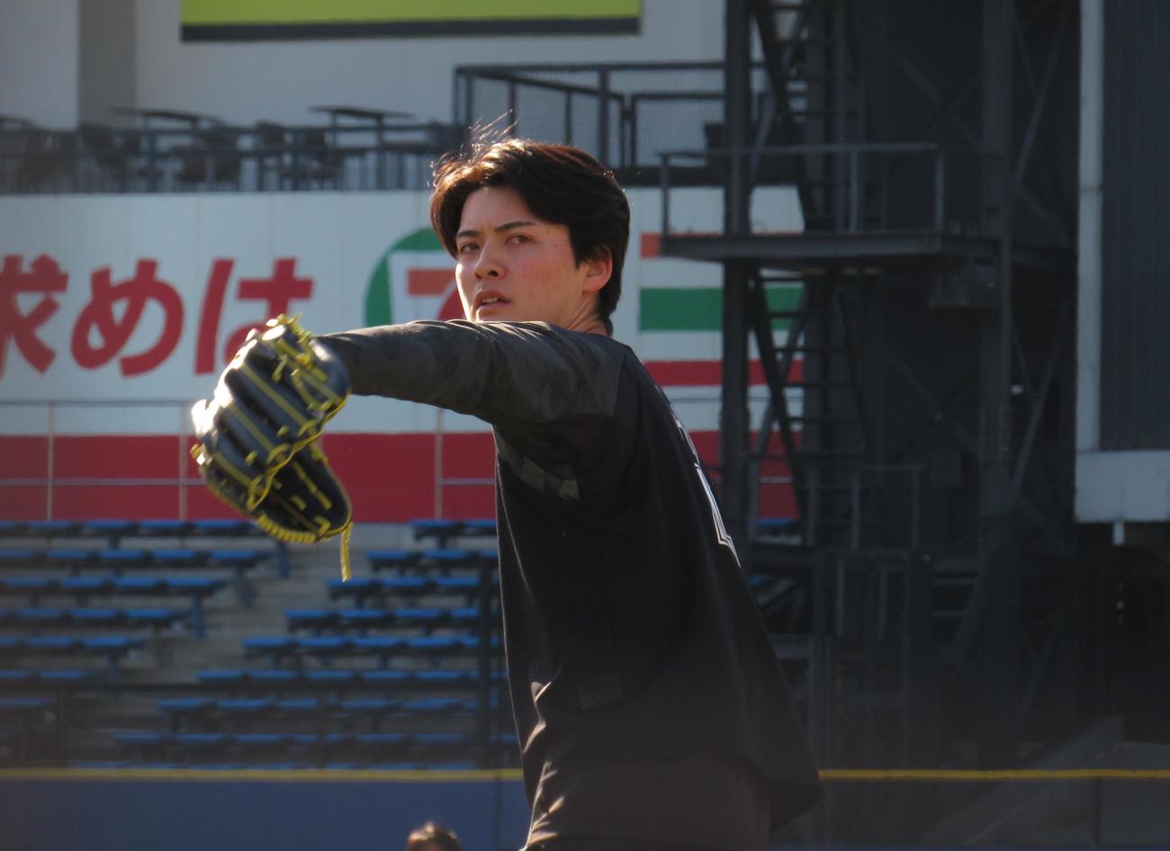 新人合同自主トレに参加したロッテドラフト3位の一條（撮影・星夏穂）