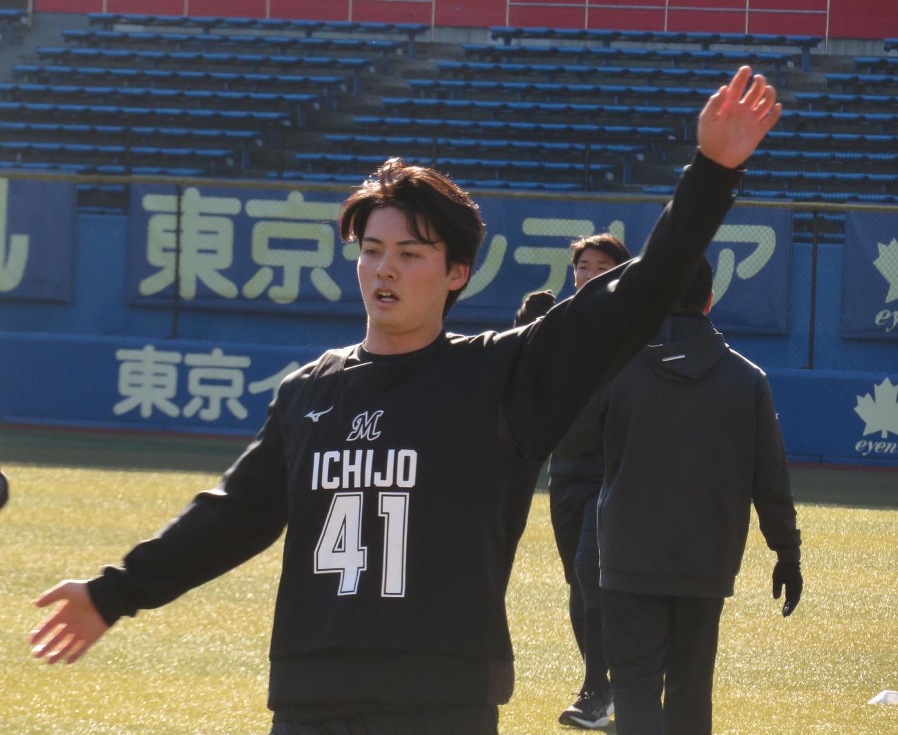 新人合同自主トレに参加したロッテドラフト3位の一條（撮影・星夏穂）