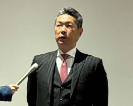 テレビ取材を受ける小久保監督（撮影・只松憲）