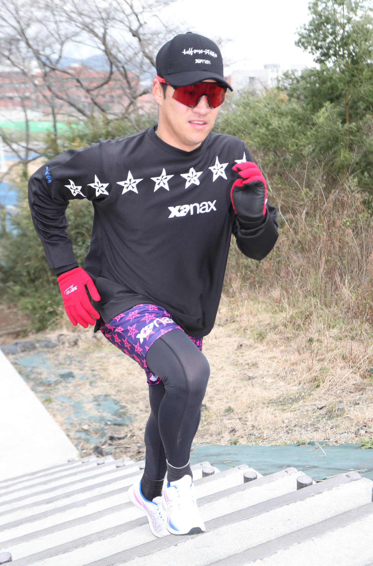 階段を駆け上がり汗を流すDeNA岩田（撮影・梅根麻紀）