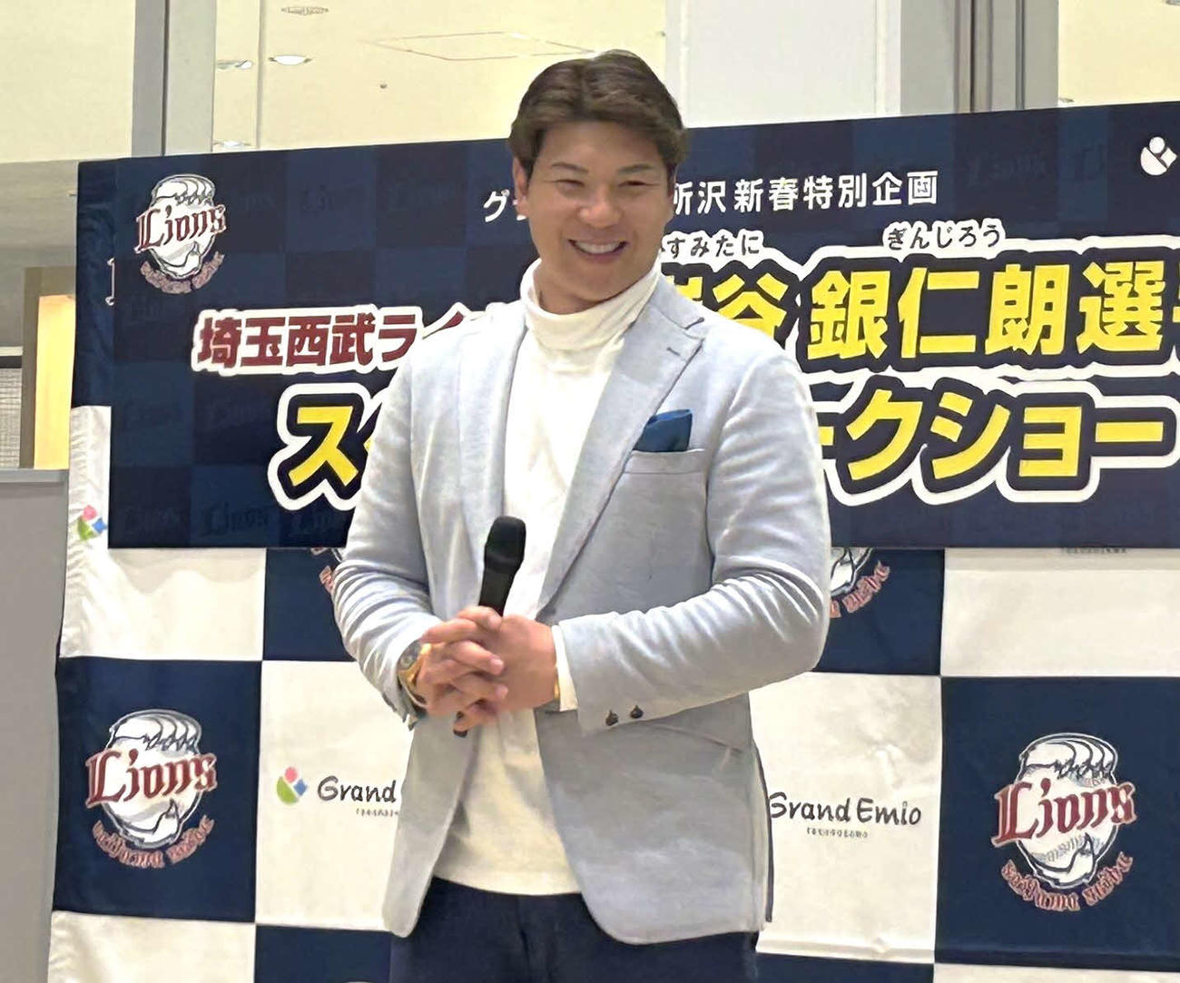 埼玉・所沢市内の商業施設で開催されたトークショーに参加し、笑顔を見せる西武・炭谷