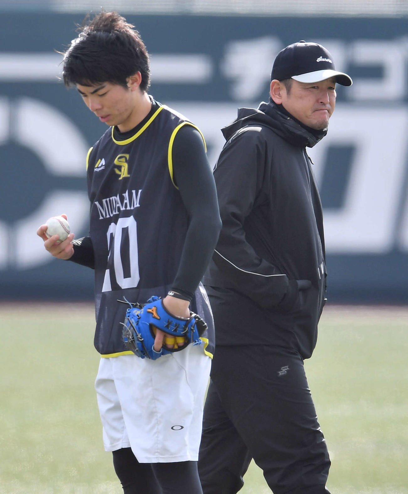 新人合同自主トレに訪れ、村上（左）ら投手陣を視察した倉野コーチ（撮影・岩下翔太）
