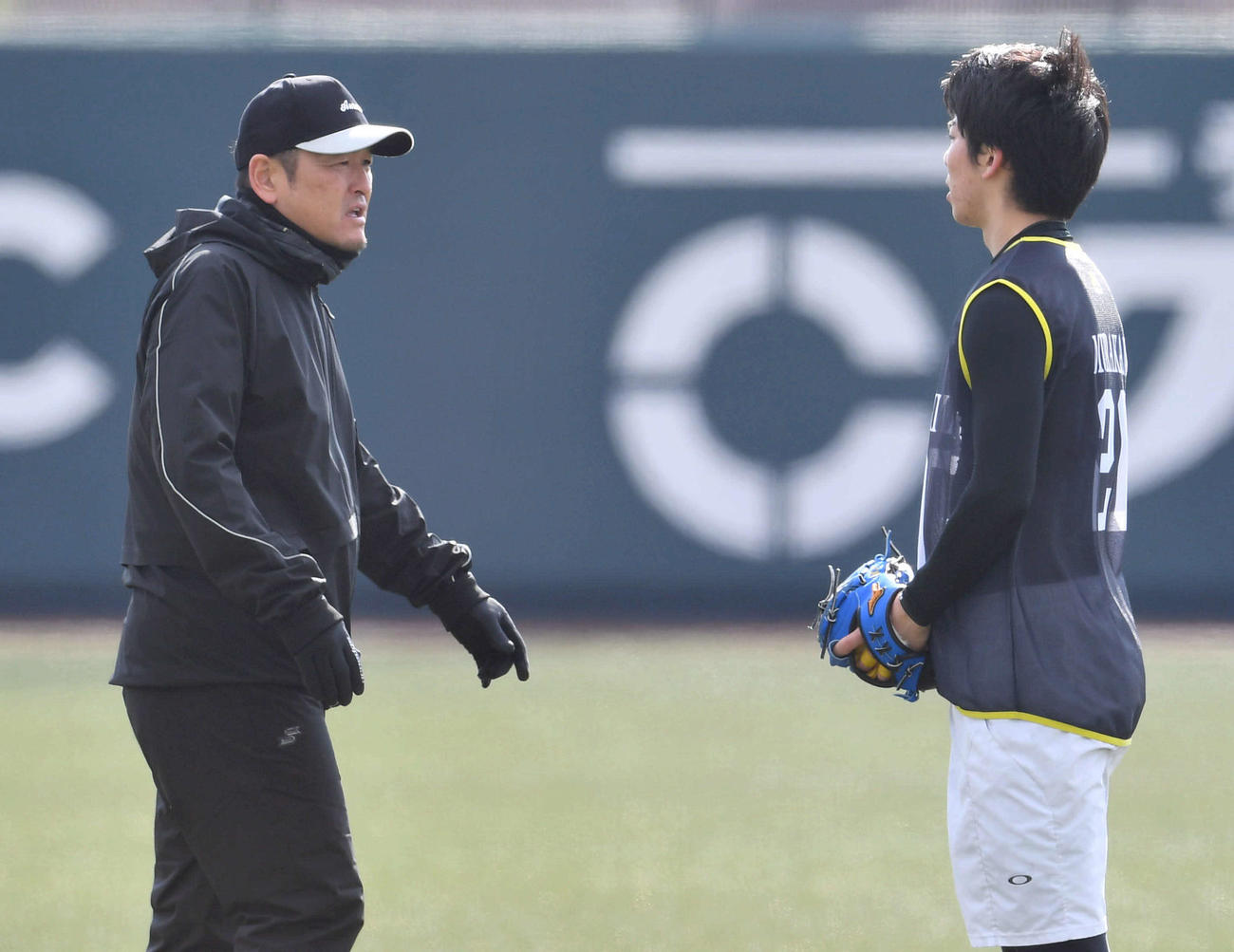 新人合同自主トレを視察した倉野コーチ（左）は村上と話す（撮影・岩下翔太）