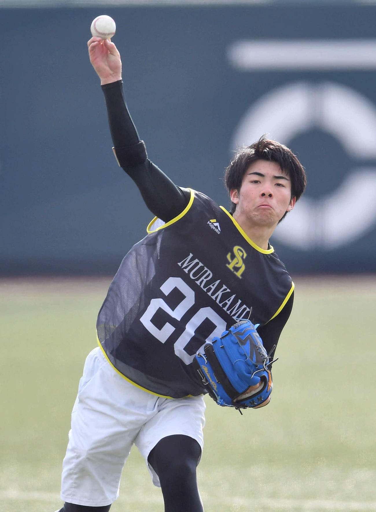 キャッチボールを行うソフトバンク村上（撮影・岩下翔太）