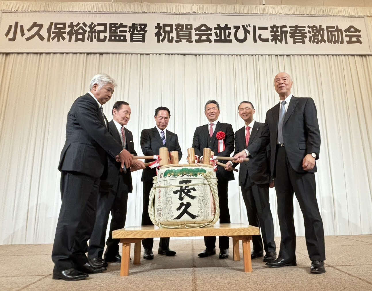 小久保監督（右から3番目）は岸本和歌山県知事（右から2番目）らと鏡開きを行う（撮影・只松憲）