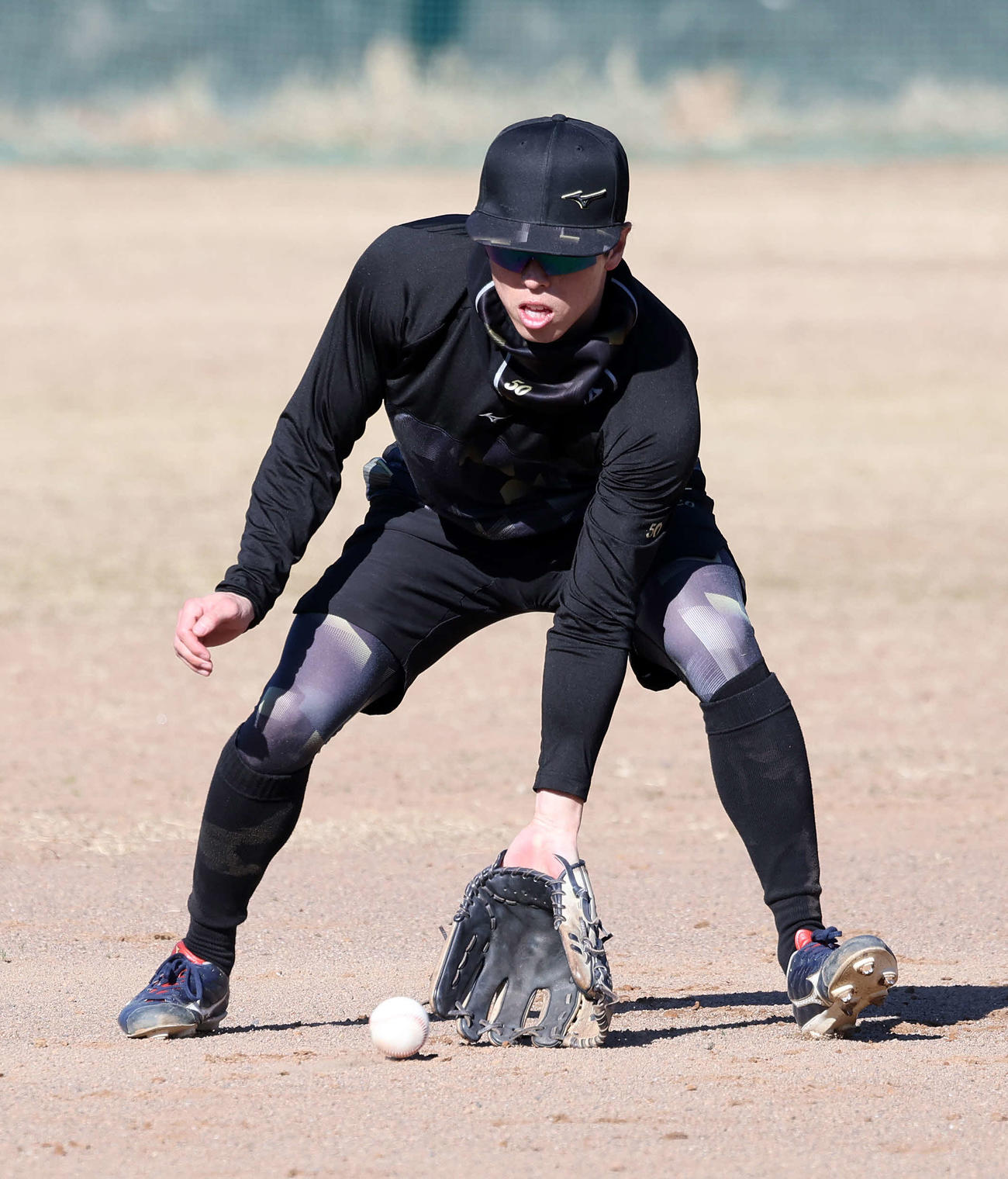 ノックを受ける日本ハム五十幡（撮影・鈴木正人）
