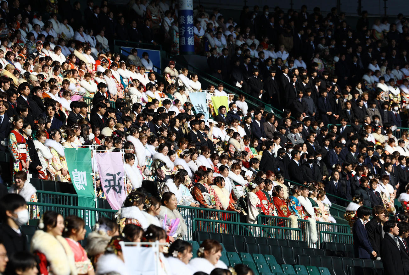 阪神甲子園球場で行われた「二十歳の集い」に出席した参加者たち（撮影・藤尾明華）